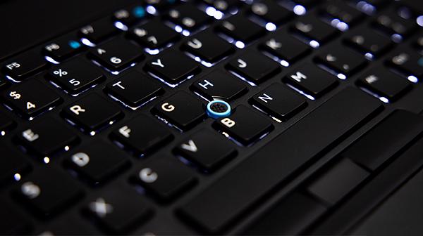 Track-point được bọc thêm một lớp cao su