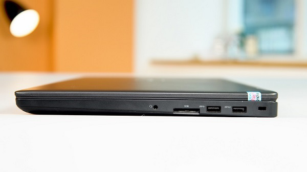 Cạnh phải của máy