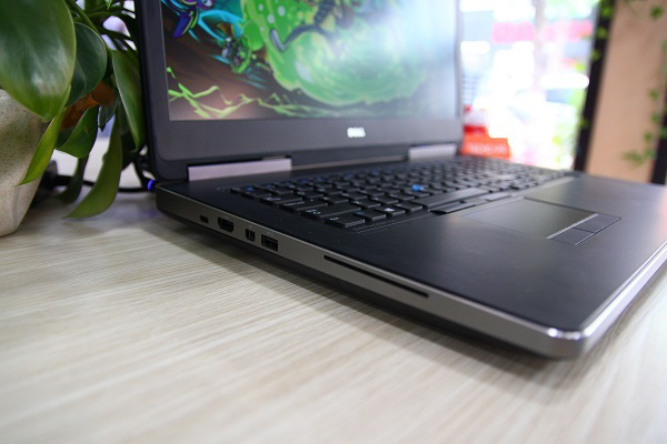 Cạnh trái của máy