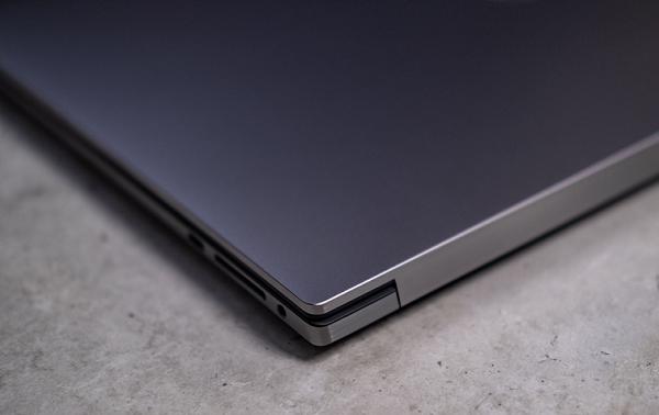 Bản lề máy được thiết kế liền khối