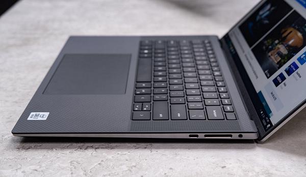 Cạnh phải của máy