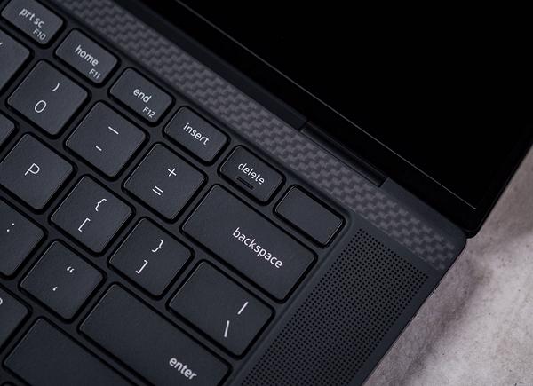 Nút nguồn được tích hợp thẳng vào nhưng được làm hơi cứng