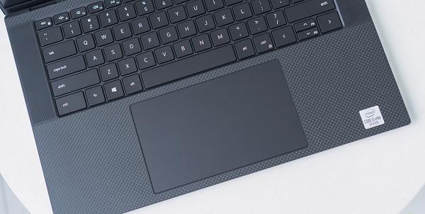 Touchpad được thiết kế lớn với bề mặt phủ kính mịn và cao cấp