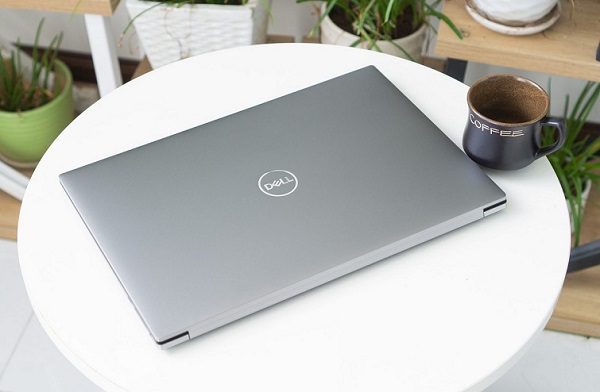 Với mặt trên được phủ 1 lớp carbon fiber rất mịn màng và sang trọng