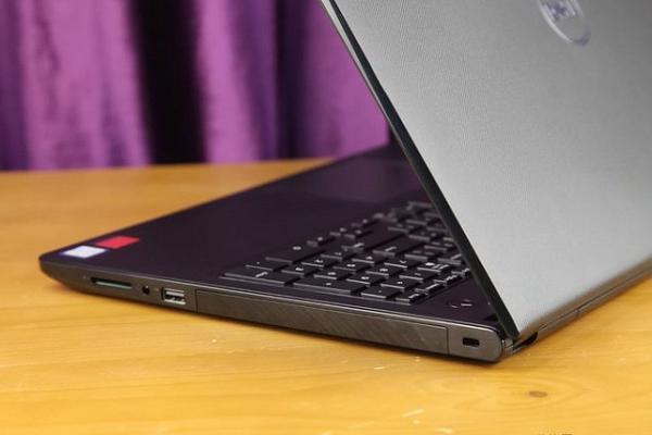 Cạnh phải của máy