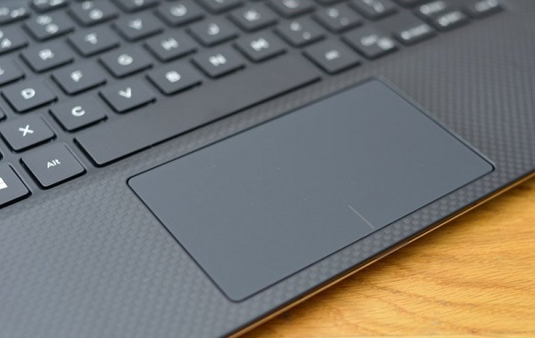 Touchpad khá nhạy và hỗ trợ đa điểm