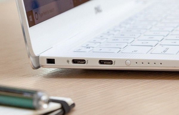 Cạnh trái của máy