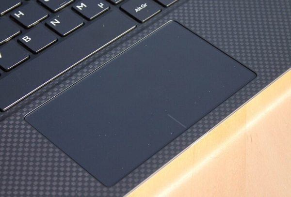 Touchpad thiết kế khá rộng rãi và mịn màng