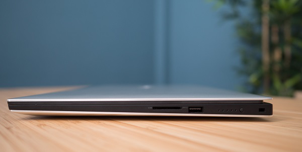 Cạnh phải của máy