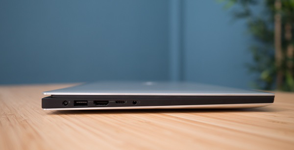 Cạnh phải của máy