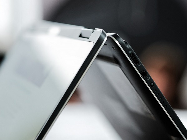 Cạnh trái của máy