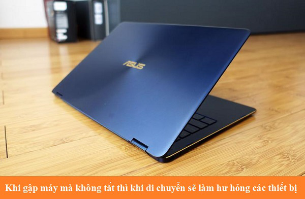 Khi gập máy mà không tắt thì khi di chuyển sẽ làm hư hỏng các thiết bị