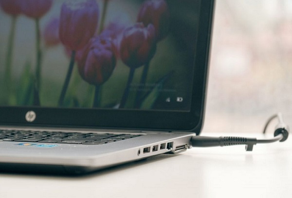 Cạnh phải của máy