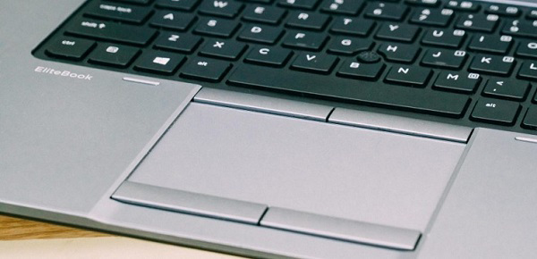 Chiếc touchpad hỗ trợ cảm ứng đa điểm