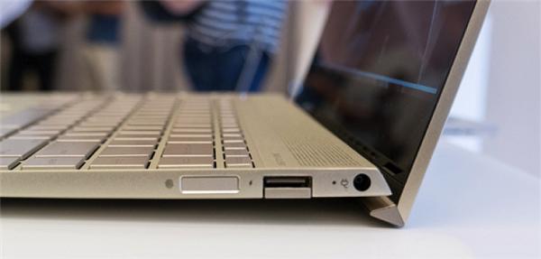 Cạnh phải của máy