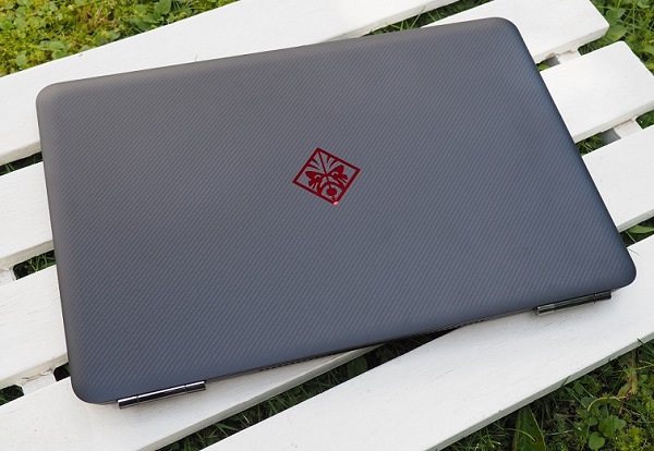 Toàn bộ thân của máy được phủ màu đen xám và logo màu đỏ