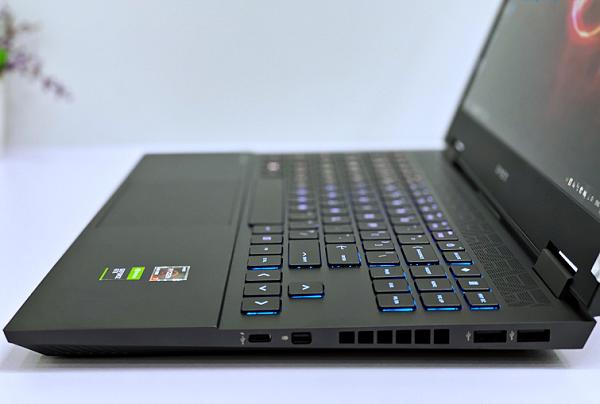 Cạnh phải của máy