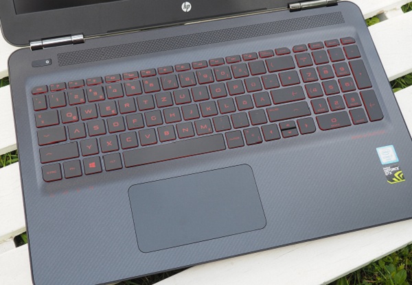 Touchpad của máy được thiết kế liền khối với kích thước khá lớn