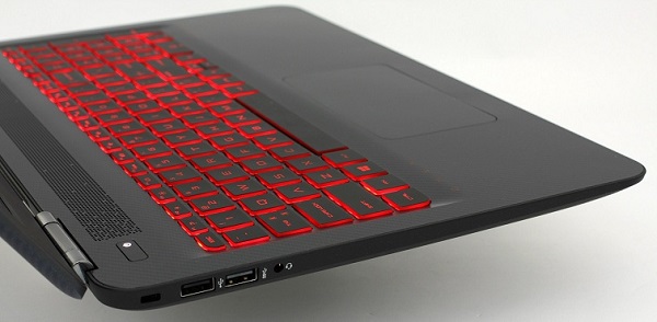 Cạnh trái của máy