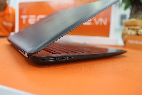 Cạnh trái của máy