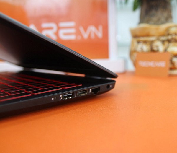 Cạnh phải của máy