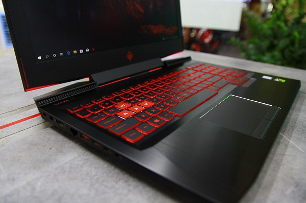 Cạnh trái của máy