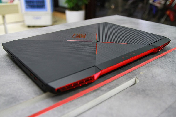 Chất liệu vỏ được bằng nhựa pha carbon