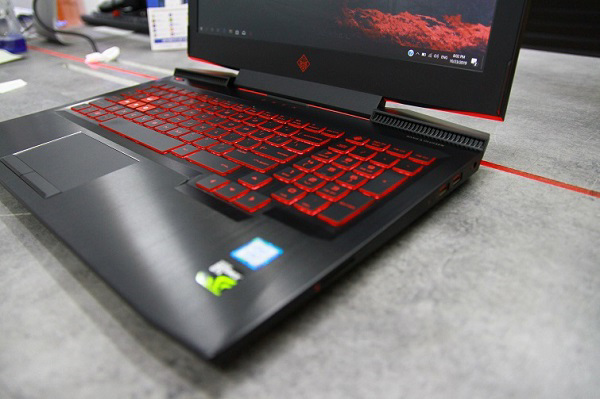 Cạnh phải của máy