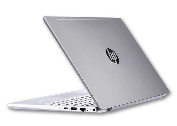 Phần bản lề khi mở máy tính nâng bàn phím lên thành một góc nhỏ