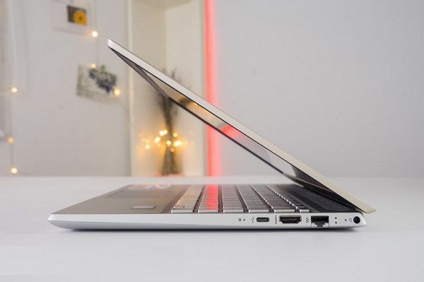 Cạnh phải của máy