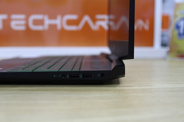 Cạnh phải của máy