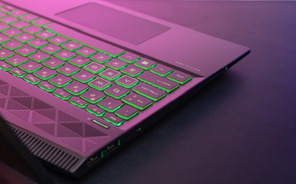 Bàn phím và touchpad với tông xanh ấn tượng