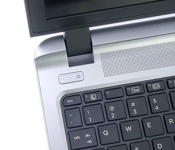 Loa trải dài nằm ở phía trên bàn phím