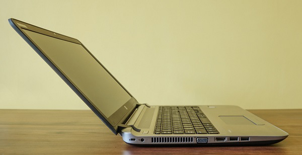 Cạnh trái của máy