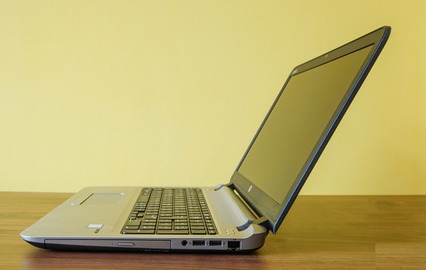 Cạnh phải của máy