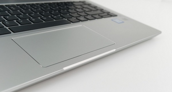 Touchpad khá rộng rãi và được thiết kế hơi lệch về phía tay trái