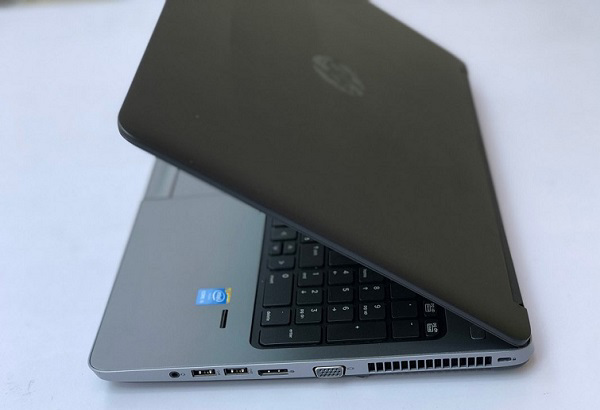 Cạnh phải của máy