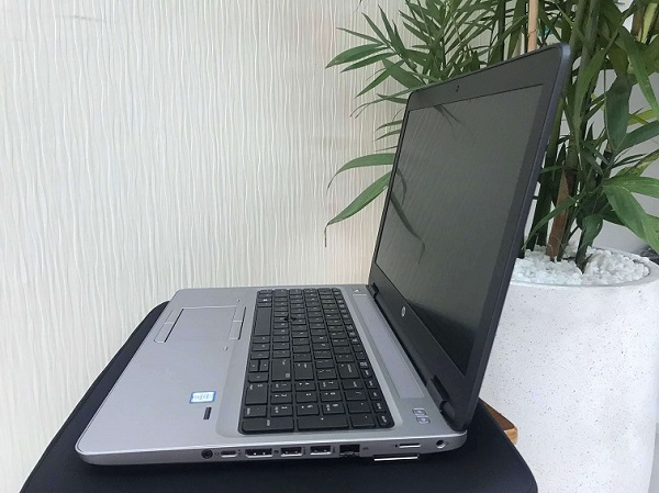 Cạnh phải của máy