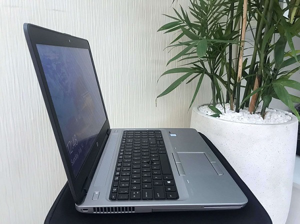 Cạnh trái của máy