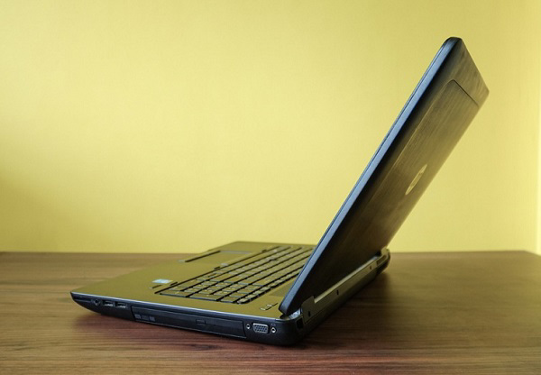 Cạnh phải của máy