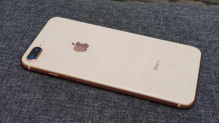 iPhone 8 Plus với mặt lưng bằng kính cường lực