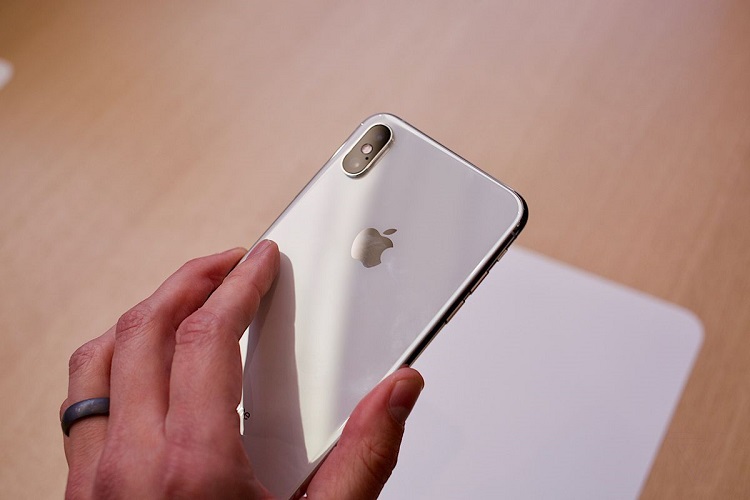 Thiết kế mặt lưng bằng kính của iPhone Xs