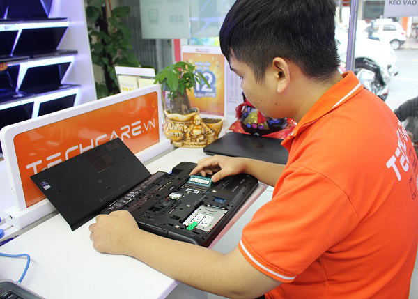 Bạn hãy tắt máy tính, rồi sau đó tháo Ram vệ sinh sạch sẽ