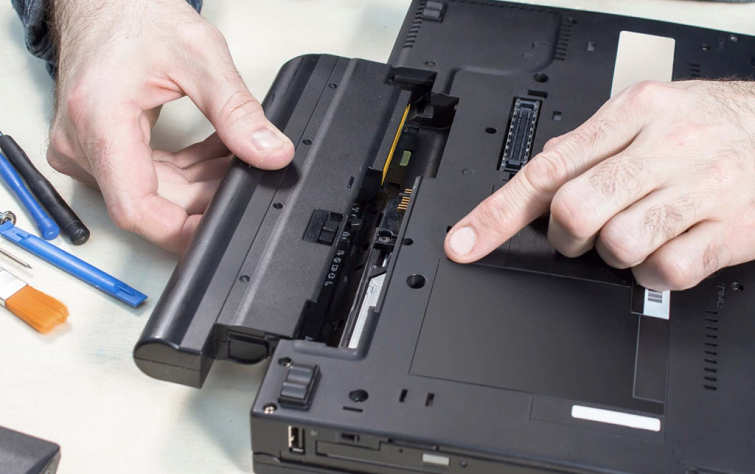 khi-sac-pin-laptop-co-can-tat-may-khong