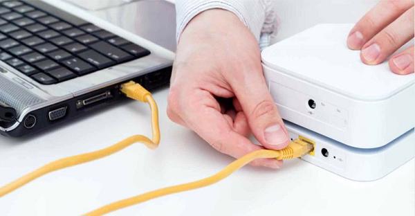 Đảm bảo kết nối trực tiếp từ máy tính của mình đến Modem hay Router WiFi bằng dây mạng thông qua cổng Lan