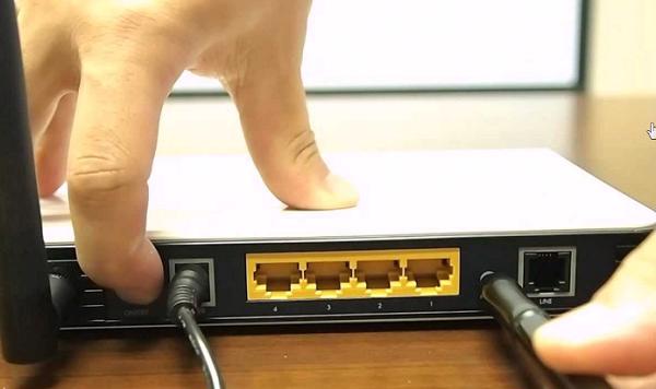 Các bạn cần reset lại thiết bị và tiến hành đăng nhập vào địa chỉ 192.168.1.1 như thông thường