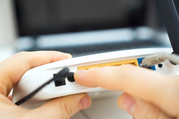 Sử dụng tay nhấn vào nút nguồn phía sau của Router để tắt thiết bị
