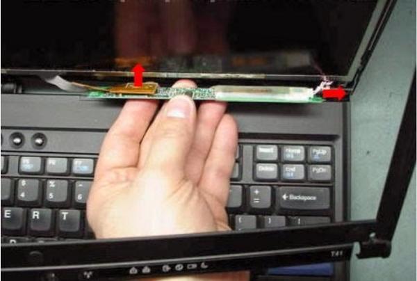 Laptop dell khởi động không lên màn hình nhưng quạt vẫn quay do cao áp