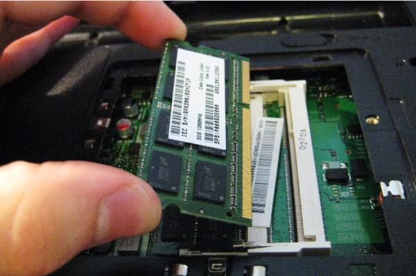 Laptop dell khởi động không lên màn hình lỗi do Ram