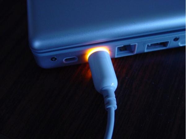 Laptop không khởi động được có thể do sạc